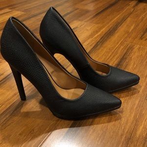 Qupid textured black pump
